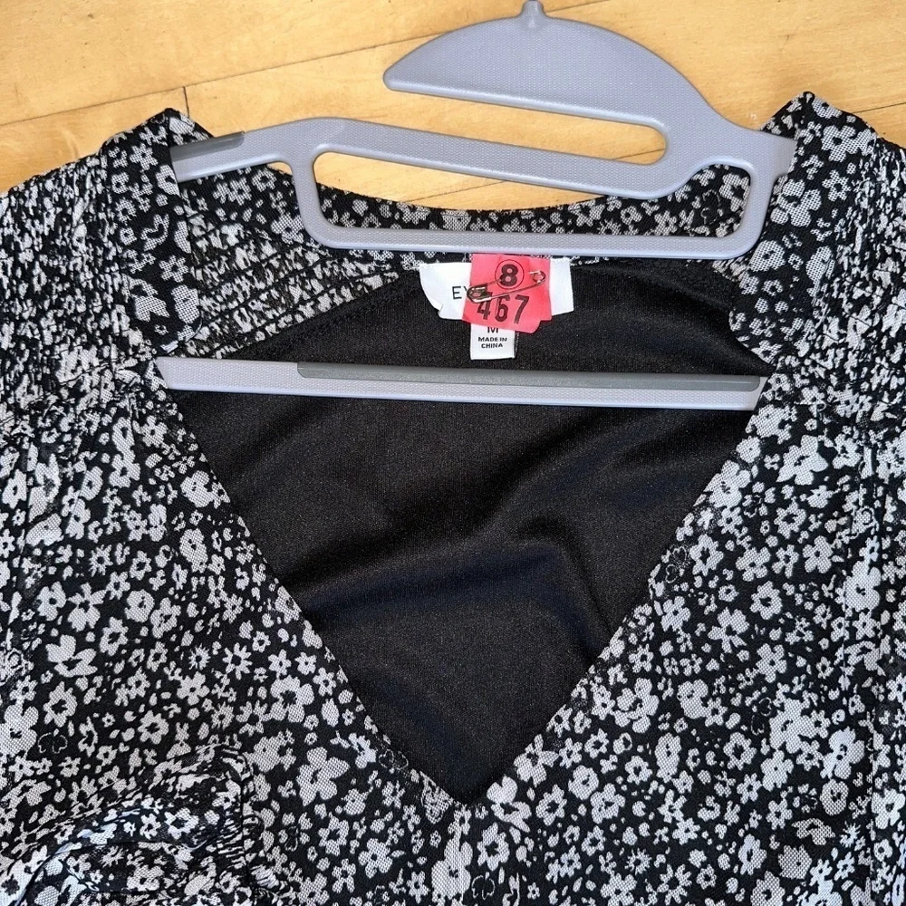 EverEve  Mesh Black floral top, M, CB2237 - Picture 4 of 6